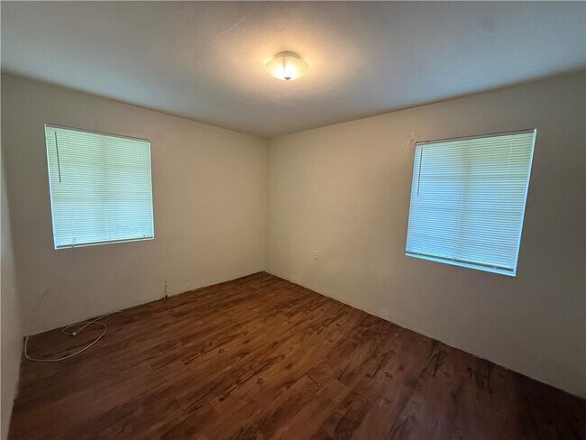 Building Photo - 2210 Ellen Dr