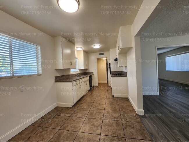 Building Photo - 3 bedroom/ 2 bathroom home located near th...