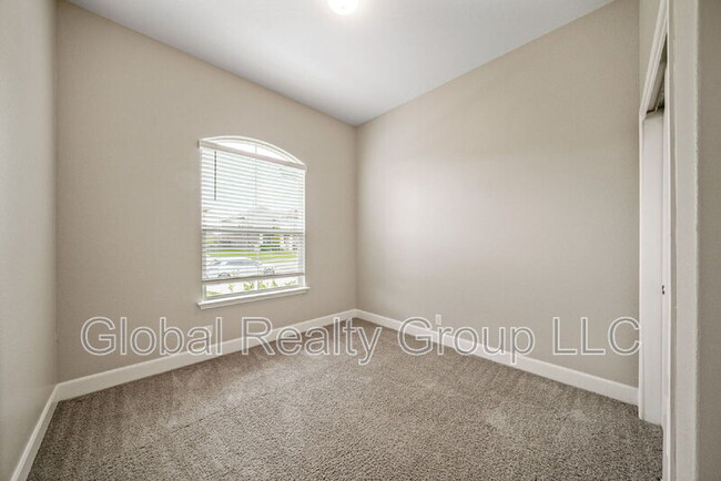 Building Photo - 548 Lilac Shls
