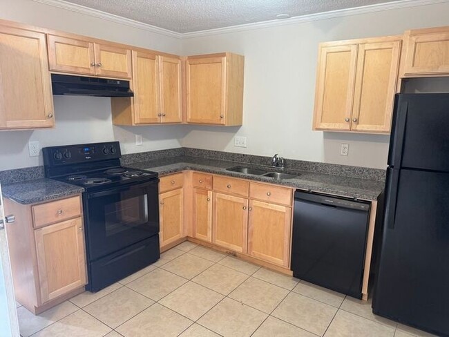 Building Photo - Convenient location in Concord near the hospital