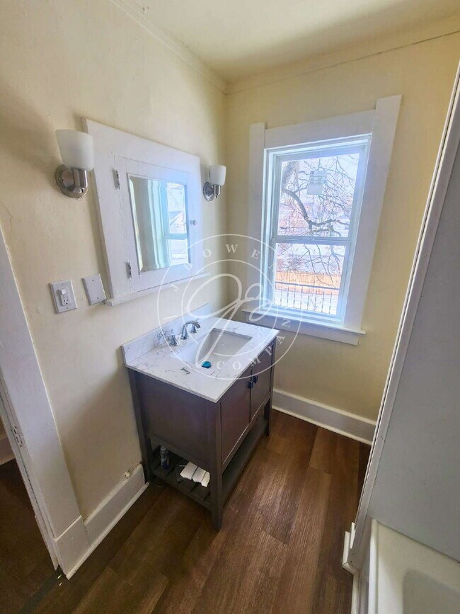 Building Photo - 1400 sq ft. 3 bed home in South Toledo! Many updates throughout