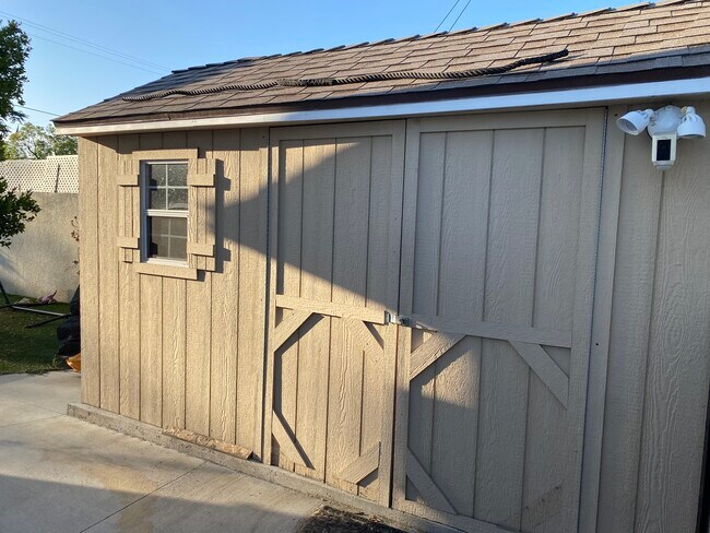 Storage shed - 11602 Lull St