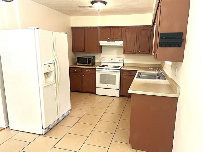 Building Photo - 560 Beverly Dr