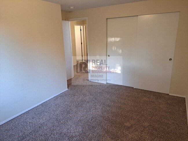 Building Photo - Check Out This Adorable 3 Bedroom, 2.5 Bath TownHome!