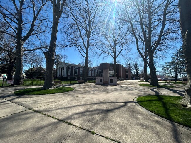 Building Photo - Large 5 Bedroom 2 Bathroom Single Family H...