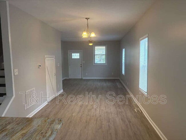 Building Photo - 731 N Arnolda Ave
