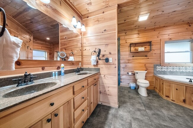 Building Photo - Sevierville 37876 - 3 bedroom, 3.5 Bath, 2486 sq. ft. Cabin and a 672 sq. ft. Studio above garage...