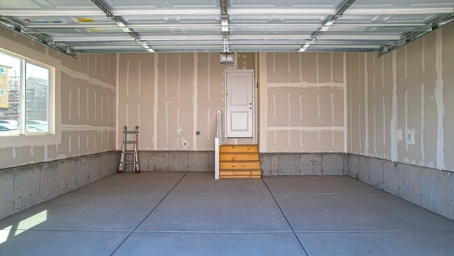 Building Photo - New Townhome For Rent in Highridge Mountai...