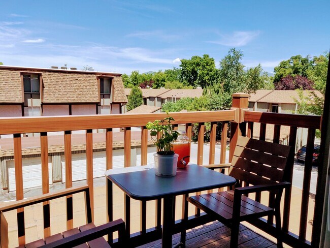 Building Photo - 2 BR/1BA | Newly Renovated Unit | | Fenced Backyard | Covered Carpot Parking