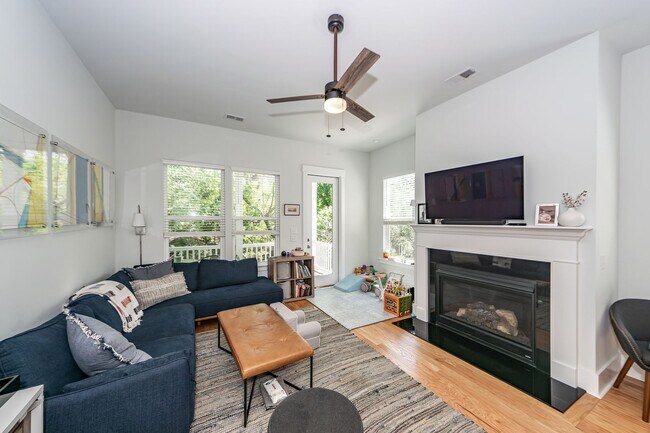 Building Photo - 3 Bedroom 3 Bath Single Family Home in Sab...