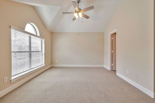 Building Photo - Modern Living Inside the Loop: Spacious, Stylish, Secure