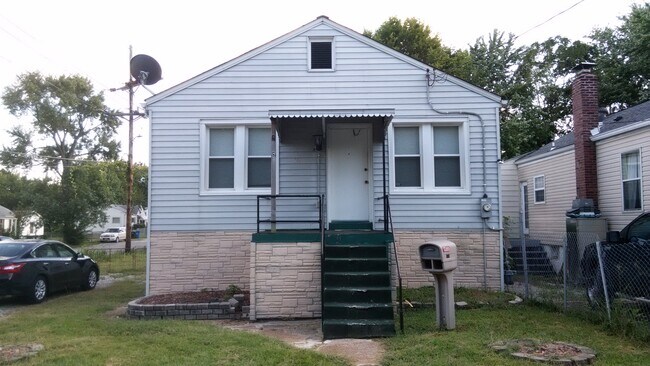 Primary Photo - 200 W Arlee Ave