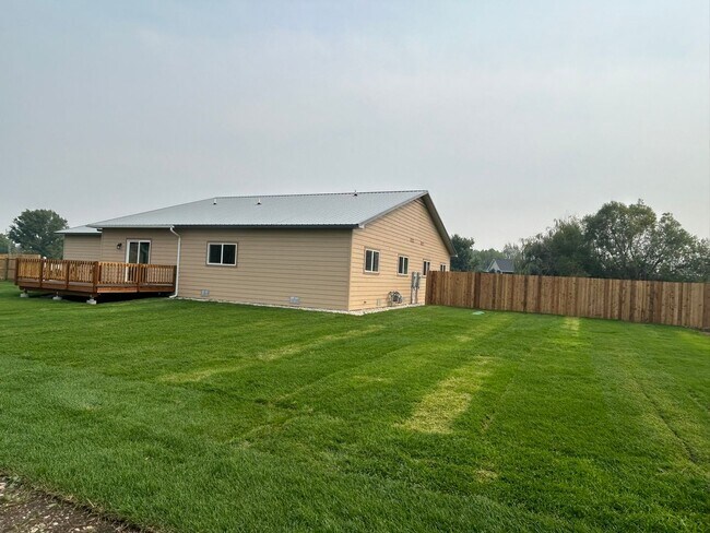 Building Photo - Beautiful 3 bed, 2 bath Hamilton home