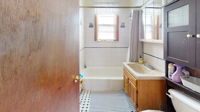 Building Photo - 40 Mozart St