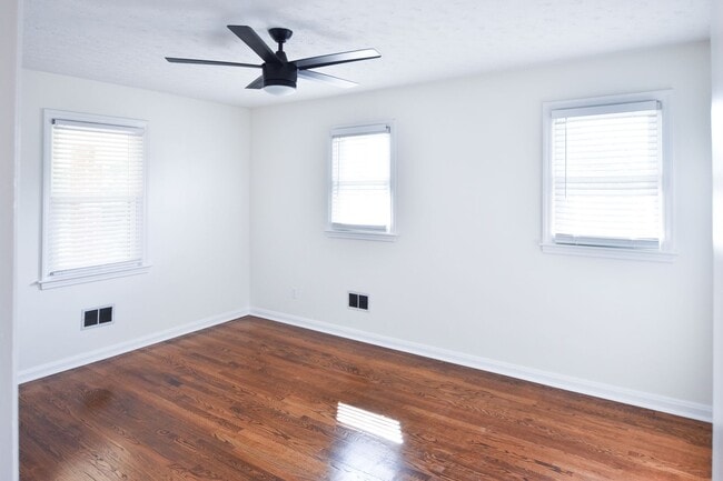 Building Photo - 5 Bedroom || 2 Bathroom - Single Family Ho...