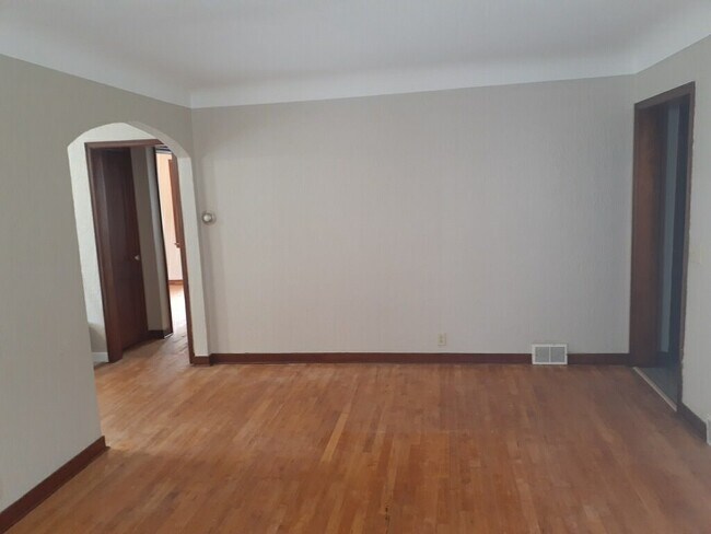 Building Photo - Freshly updated 3 Bed/1.5 Bath House- Robbinsdale- Available NOW!