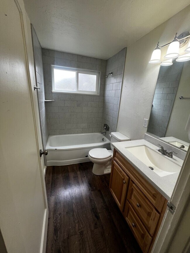 Building Photo - Adorable Three Bedroom One Bathroom Single Car Garage