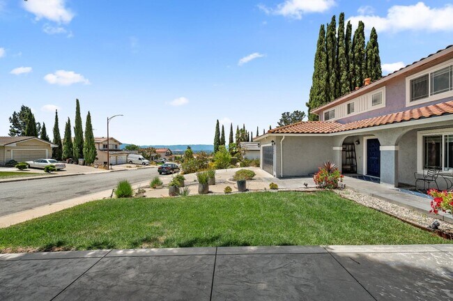 Building Photo - 3661 Slopeview Dr