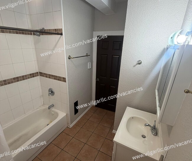 Building Photo - 3713 Hemlock St