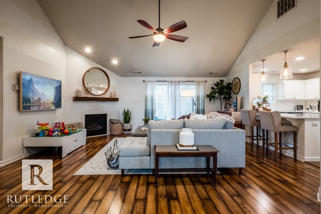 Building Photo - 3 Bedroom + Office in Central Point!