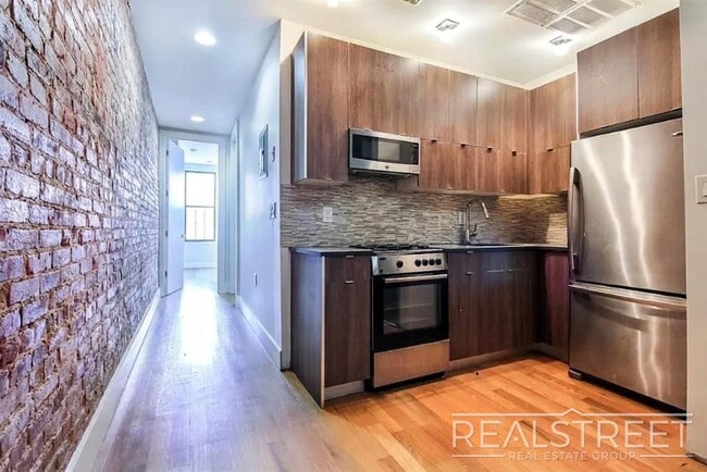 Building Photo - 17-15 Greene Ave