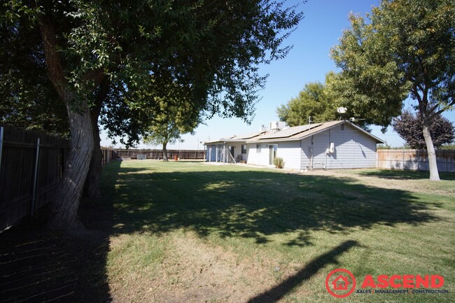 Building Photo - Charming Home on Huge Land!