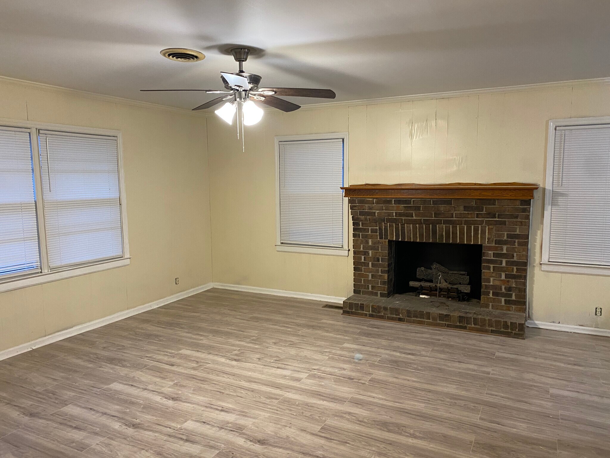 Building Photo - 374 E Monroe Ave