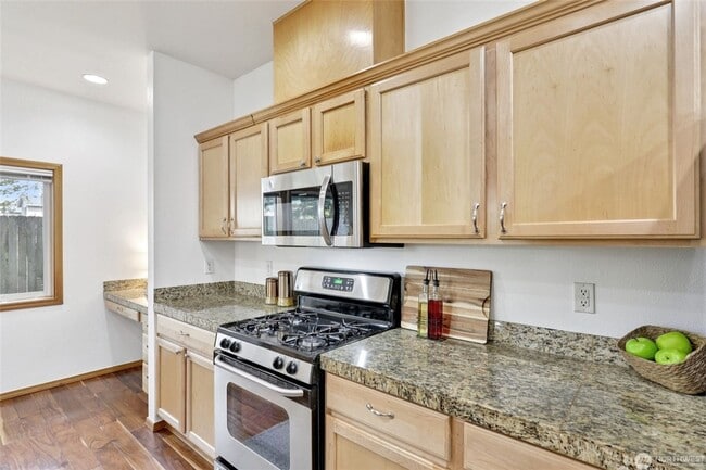 Building Photo - Contemporary Town home in Renton