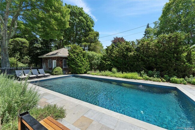 Building Photo - 695 Main St