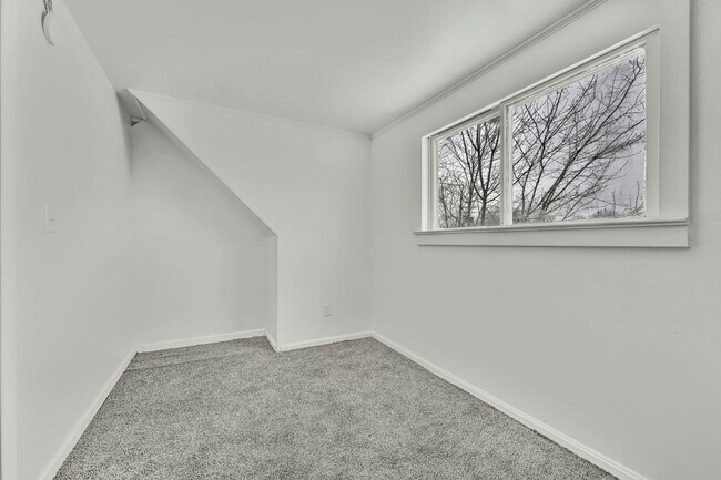 Building Photo - 1261 E 123rd St