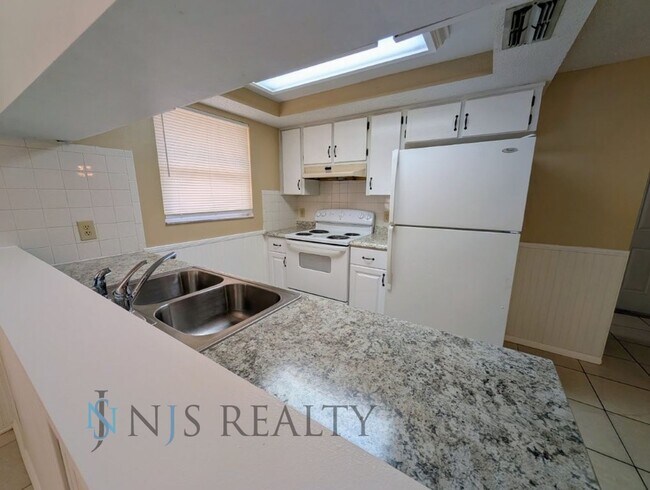 Building Photo - 11621 Meadow Dr