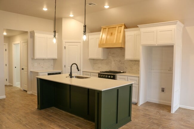 Building Photo - Brand New Home in Yukon!