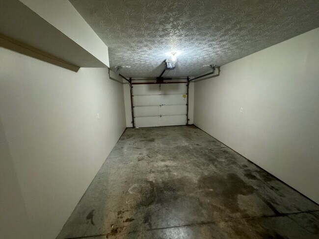 Building Photo - 2 Bedroom Townhome