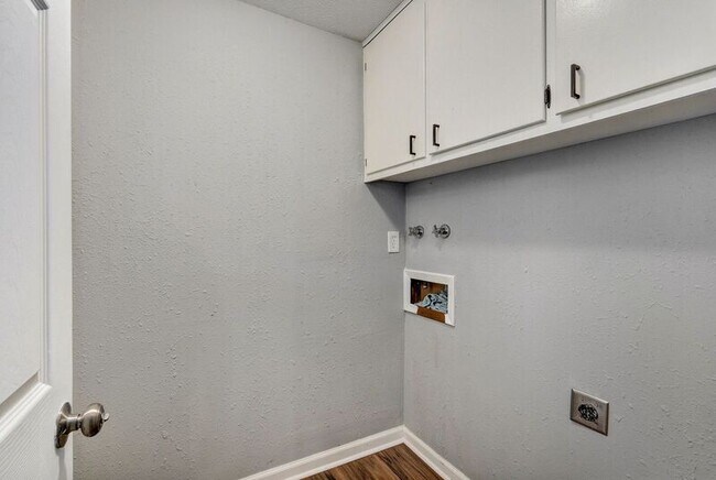 Building Photo - 2843 E Monroe Terrace