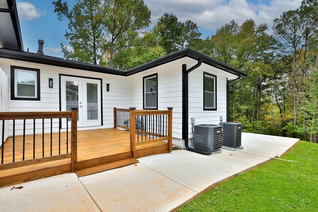 Building Photo - Renovated Duplex in SW Atlanta