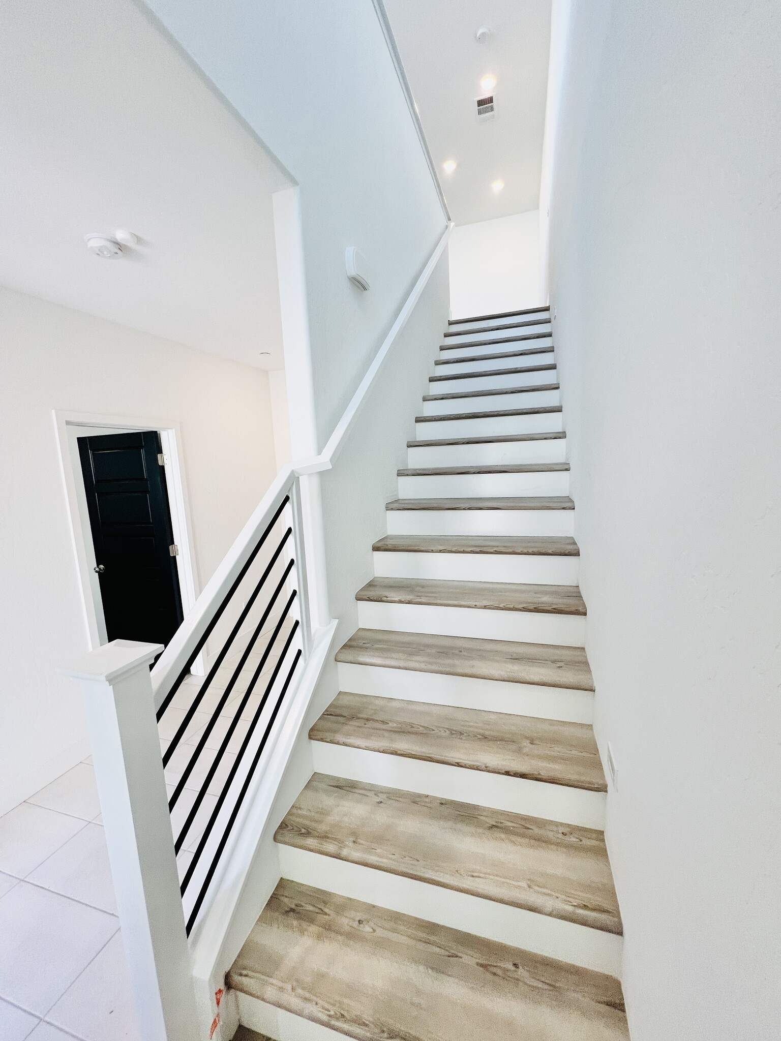 Building Photo - 2821 E Tamarind Dr