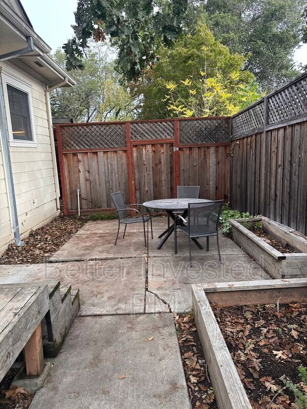 Building Photo - 2065 Hoen Ave