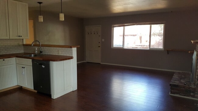 Building Photo - Cozy and clean home in the county near the...