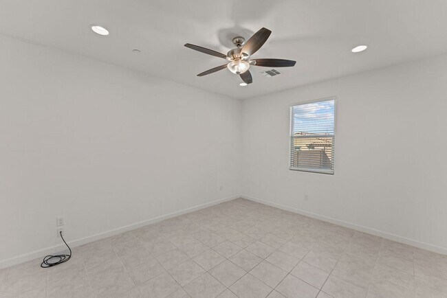 Building Photo - 4 Bedroom 2.5 Bathroom