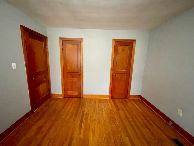 Building Photo - Duplex Downtown Athens! Walk to shopping and entertainment!