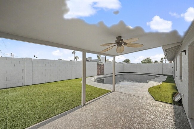 Building Photo - 6 Bed/ 3 Bath with Pool