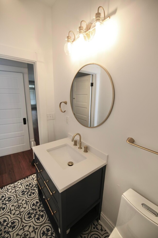 Building Photo - 310 E Beck St