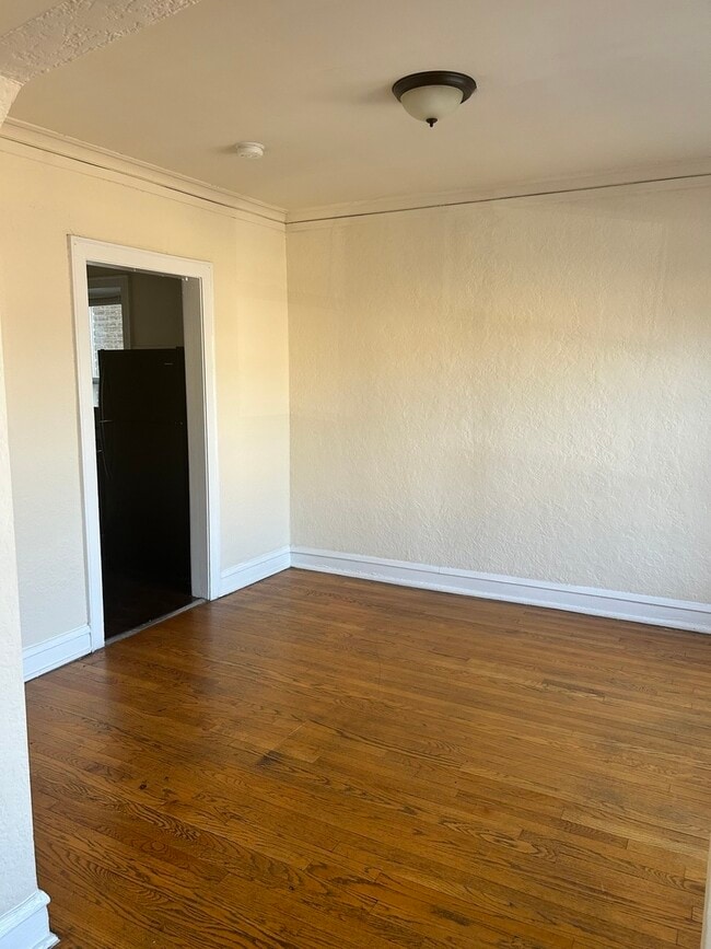 Building Photo - 5427 W Montrose Ave