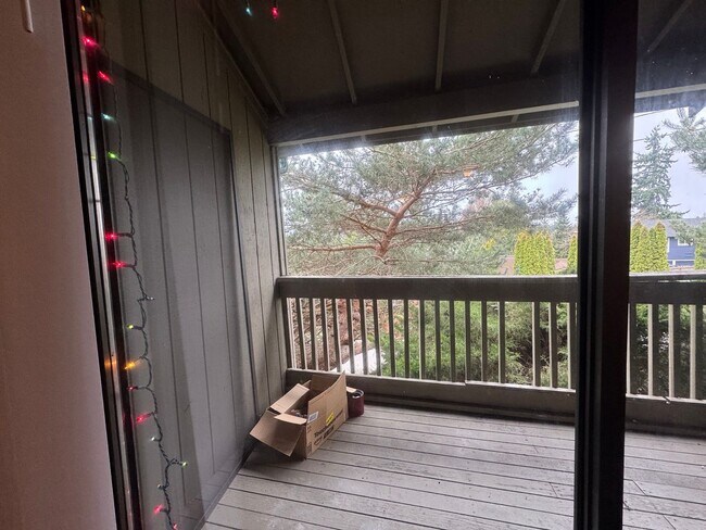 Building Photo - 2 Bedroom 1.5 Bath Townhouse near WWU and Fairhaven w/ Attached Garage