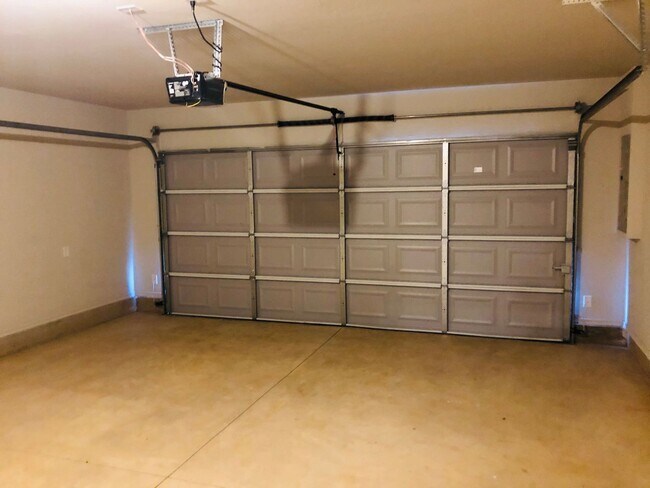 Building Photo - 3 BED 2 BATH 2 car garage DUPLEX great location, granite, luxury vinyl plank and fenced back yards!