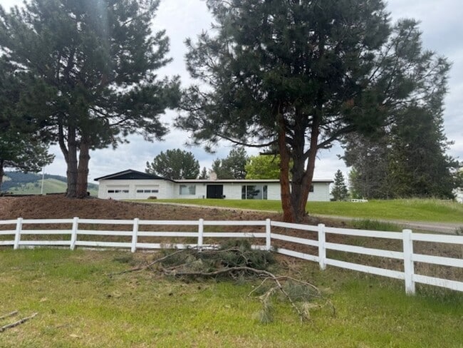 Building Photo - Very Large Ranch Style on South Hills