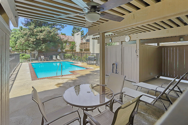 Building Photo - 3701 Colonial Dr