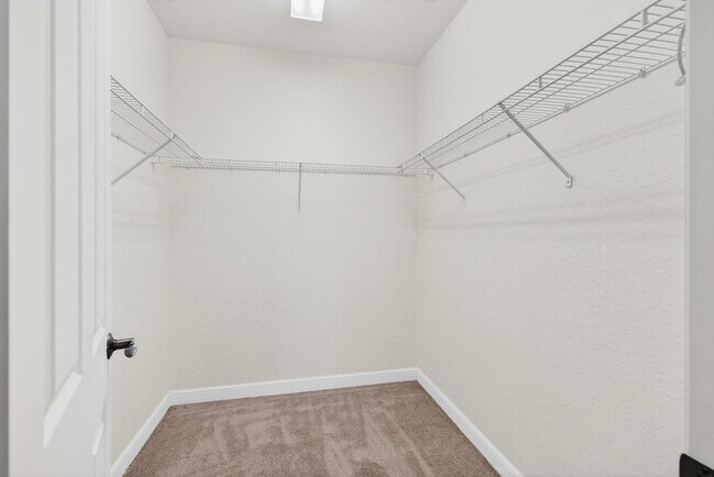 Building Photo - 4 BEDROOMS 3.5 BATHROOMS!! GATED COMMUNITY