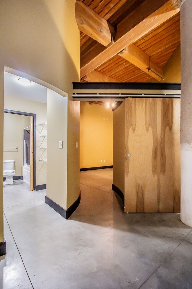 Building Photo - Gorgeous Loft