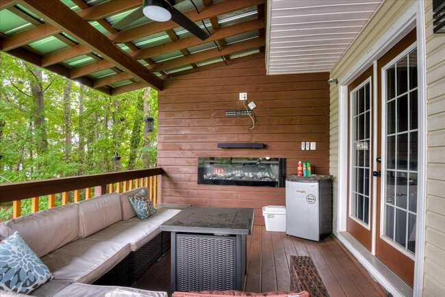 Building Photo - 4 bedroom 2.5 bath home on the water with ...